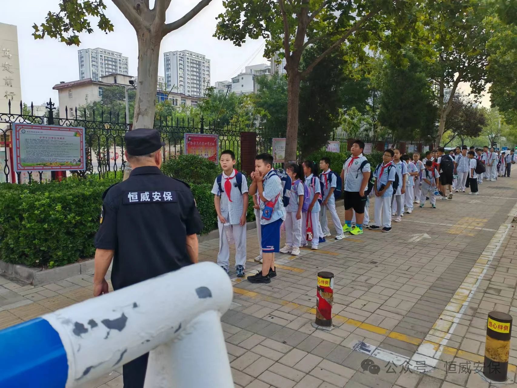 【護校安園】恒威安保全力以赴站好“護學(xué)崗” 當好“護航者”